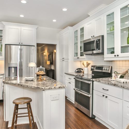 Bright White Shaker Kitchen Cabinets
