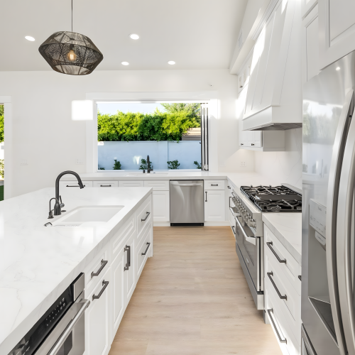 Snow Bay BWR | White Raised Cabinets